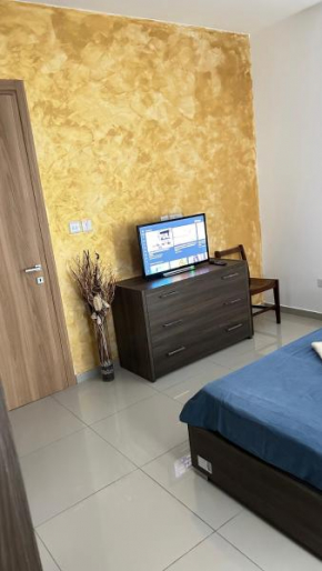 Gold room with private bathroom